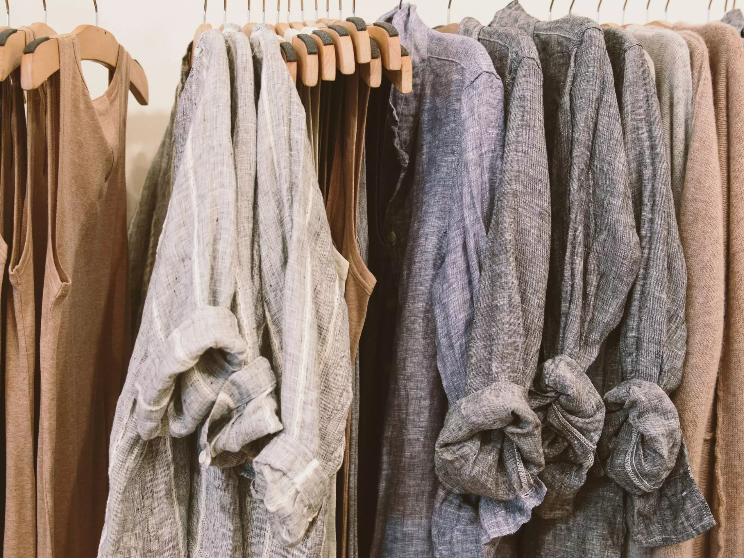 Sustainable raw materials – organic cotton, recycled fabrics, and responsibly sourced metals for eco-friendly manufacturing